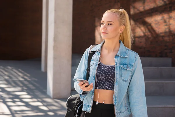 Atrakcyjna Kobieta Odzieży Sportowej Idąca Siłownię Świeżym Powietrzu Sport Jogging — Zdjęcie stockowe