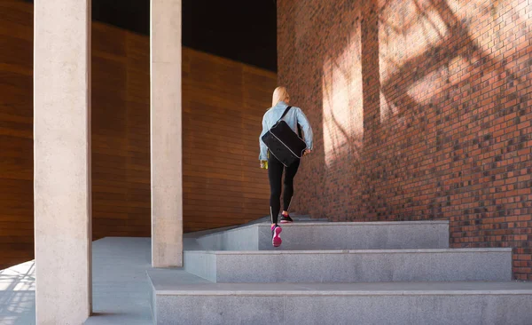 穿着运动服的迷人女人走到室外体育馆 健康和积极的生活方式概念 — 图库照片