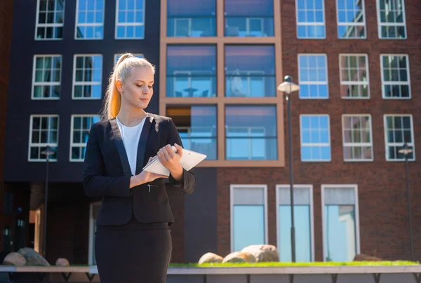 Zdjecie Plenerowe Mlodej Atrakcyjnej Bizneswoman Sprzedawcy Detalicznego Lub Studenta Kobieta — Zdjęcie stockowe