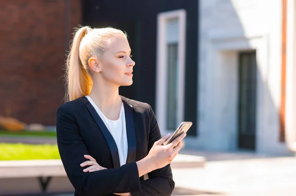 Friluftsfoto Ung Och Attraktiv Affärskvinna Återförsäljare Eller Student Kvinnan Vardagskläder — Stockfoto