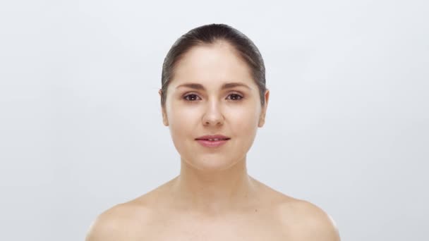 Studio Portret Młodej Pięknej Naturalnej Kobiety Podnoszenie Twarzy Kosmetyki Makijaż — Wideo stockowe