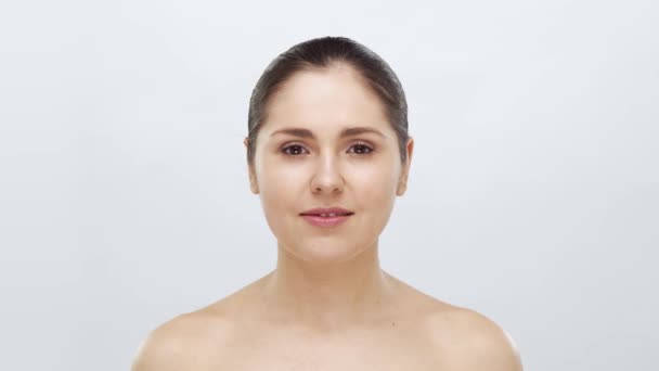 Retrato Estúdio Mulher Jovem Bonita Natural Levantamento Facial Cosméticos Conceito — Vídeo de Stock