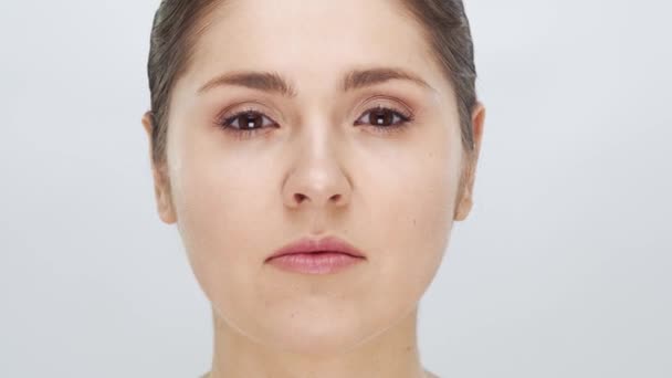 Studio Portrait Young Beautiful Natural Woman Face Lifting Cosmetics Make — Stock Video