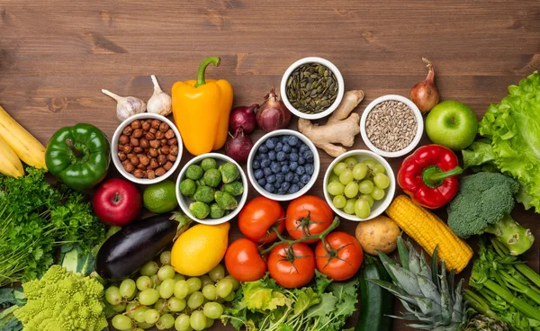 健康饮食配料 新鲜蔬菜 水果和超级食品 素食概念 木制背景 — 图库照片