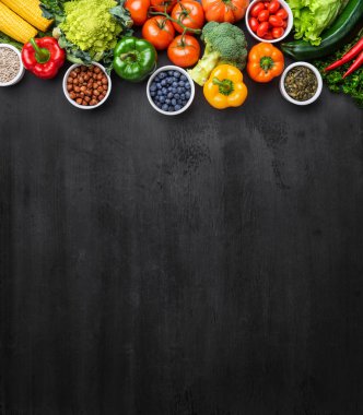 Diyet ve sağlıklı beslenme konsepti: meyve, sebze, vejetaryen gıdalar, doğal arka plan üzerindeki beslenme malzemeleri.