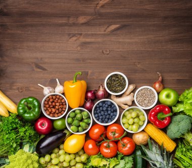 Diyet ve sağlıklı beslenme konsepti: meyve, sebze, vejetaryen gıdalar, doğal arka plan üzerindeki beslenme malzemeleri.