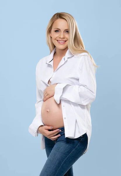 Jovem Grávida Estúdio Abraçando Sua Barriga Bonita Sobre Fundo Ciano — Fotografia de Stock