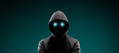 Bilgisayar korsanı hoodie portresi. Gizlenmiş karanlık yüzü. Veri hırsız, internet dolandırıcılık, darknet ve siber güvenlik kavramı.