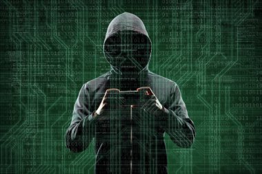 Maske ve kapüşonlu ikili arka plan üzerinde bilgisayar korsanı. Gizlenmiş karanlık yüzü. Veri hırsız, internet dolandırıcılık, darknet ve siber güvenlik kavramı.