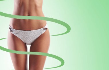 İnce ve güzel kadın vücut yakın çekim. Kilo kaybı, spor, egzersiz, sağlıklı gıda ve yemek, beslenme kavramı. Yeşil okları.