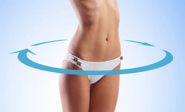 细长而美丽的女性身体的特写 蓝色背景 体重减轻 水平衡 健康营养的概念 蓝色箭头 — 图库照片