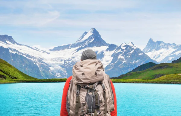 Viajante Com Mochila Picos Alpinos Lago Montanha Fundo Paisagístico Lago — Fotografia de Stock