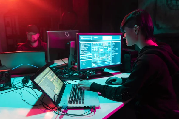 인터넷 데이터 사이버 해커가 서버를 지하에서 바이러스 프로그램을 코딩하는 범죄자들 — 스톡 사진