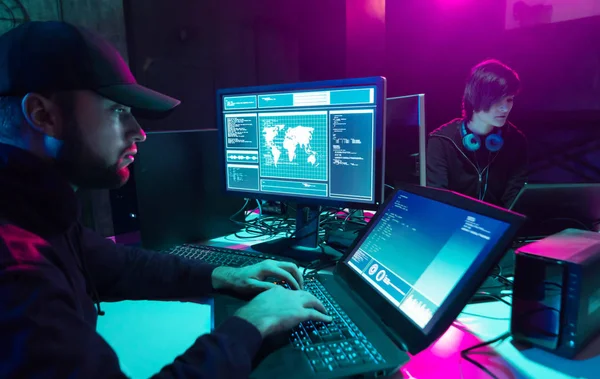 Gezocht Hackers Coderen Virus Ransomware Met Behulp Van Laptops Computers — Stockfoto