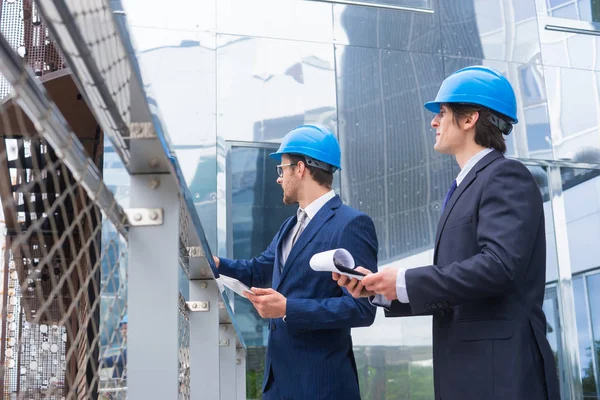 Desenvolvedores Imobiliários Capacetes Nova Construção Escritórios Empresários Arquitetos Confiantes Conversando Imagens De Bancos De Imagens