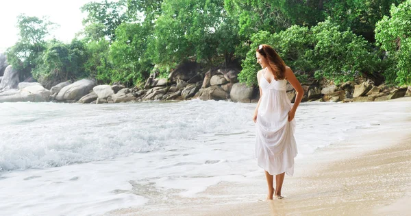 Elegante Mujer Vestido Blanco Caminando Por Playa Tailandia Vacaciones Viajes — Foto de Stock
