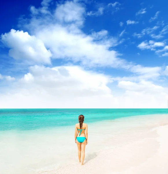 Mujer Joven Hermosa Traje Baño Relajante Playa Chica Teniendo Vacaciones —  Fotos de Stock