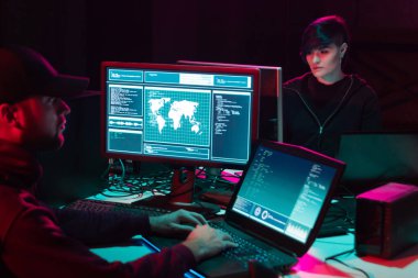 İnternet dolandırıcılığı, darknet, veri hırsızlığı, siber suç konsepti. Hükümet sunucusuna hackerlar saldırdı. Tehlikeli suçlular bodrumda virüs programları kodluyorlar..