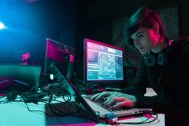 İnternet dolandırıcılığı, darknet, veri hırsızlığı, siber suç konsepti. Hükümet sunucusuna hackerlar saldırdı. Tehlikeli suçlular bodrumda virüs programları kodluyorlar..