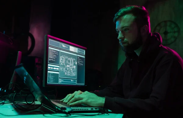 Poszukiwani Hakerzy Kodujący Wirusy Ransomware Używając Laptopów Komputerów Piwnicy Koncepcja — Zdjęcie stockowe