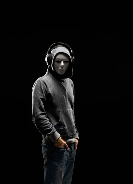 Porträt Eines Computerhackers Weißer Maske Und Kapuzenpulli Verdunkeltes Dunkles Gesicht — Stockfoto