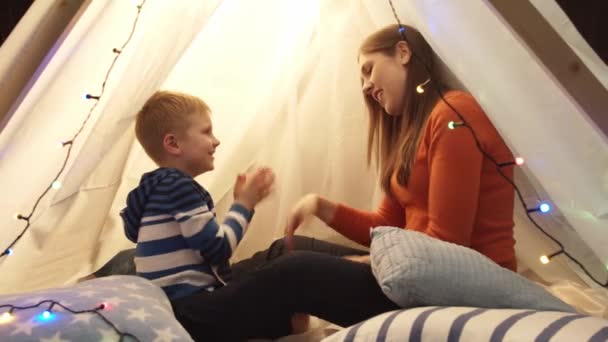 Маленький Мальчик Играет Своей Матерью Детской Палатке Дома Вечером Счастливого — стоковое видео
