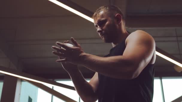 Atlético Bonito Masculino Desportista Trabalhando Ginásio Usando Talco Exercícios Treinamento — Vídeo de Stock