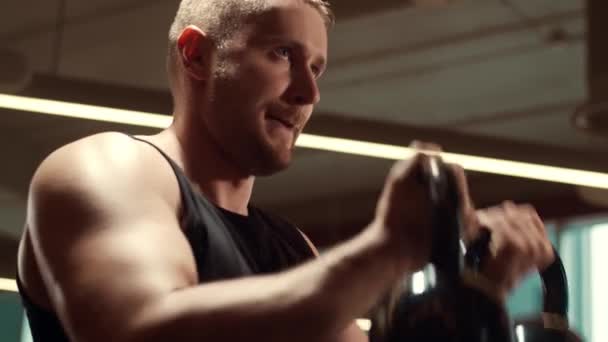 Athlétique Beau Sportif Masculin Travaillant Dans Salle Gym Aide Haltères — Video