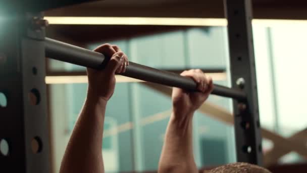 在体育馆里用横杠运动的英俊男性运动员 强壮健康的健美健美者腹部训练练习 锻炼和生活方式概念 — 图库视频影像