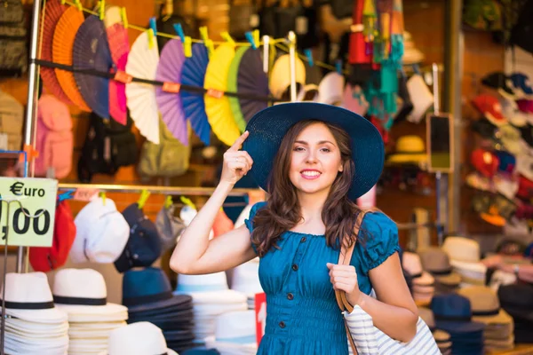 Menina Morena Jovem Bonita Vestido Chapéu Andando Livre Mercado Boa — Fotografia de Stock