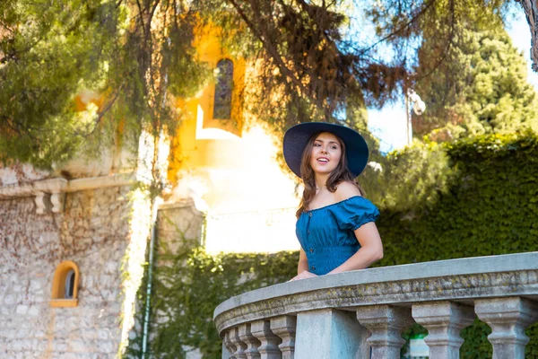 Joven Hermosa Chica Morena Vestido Sombrero Caminando Aire Libre Parque — Foto de Stock