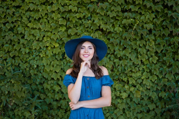 Joven Hermosa Chica Morena Vestido Sombrero Caminando Aire Libre Parque — Foto de Stock