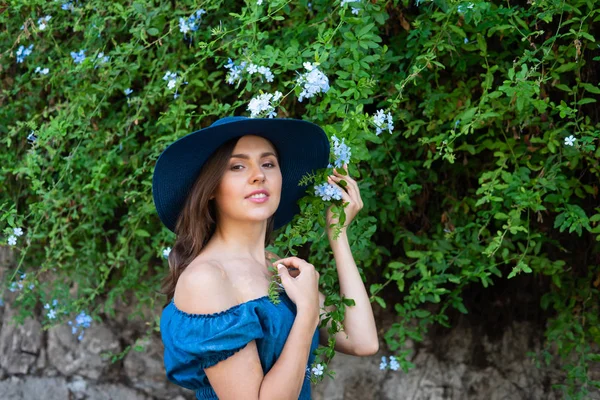 Молодая Красивая Брюнетка Платье Шляпе Гуляет Парку Мило Франция Летние — стоковое фото