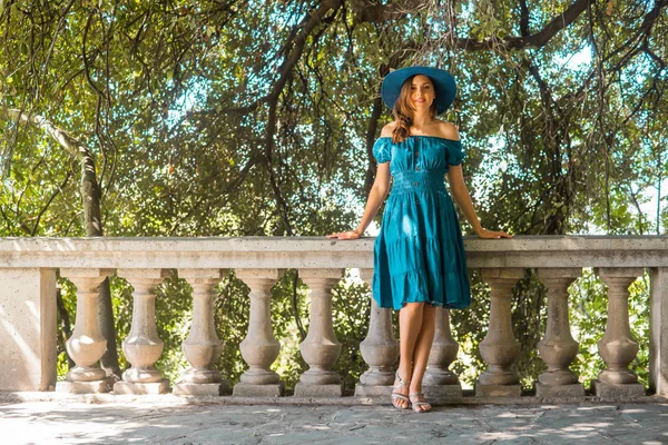 Joven Hermosa Chica Morena Vestido Sombrero Caminando Aire Libre Parque — Foto de Stock