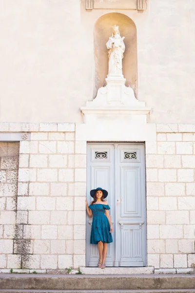 ドレスと帽子の若いと美しいブルネットの女の子は旧市街の屋外を歩いています いいぞフランス夏休み 旅行や観光の概念 — ストック写真