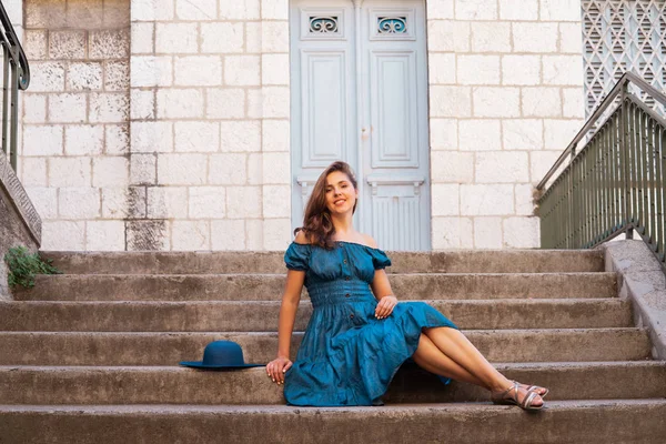 Menina Morena Jovem Bonita Vestido Chapéu Andando Livre Cidade Velha — Fotografia de Stock