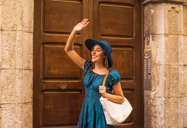 Joven Hermosa Chica Morena Vestido Sombrero Caminando Aire Libre Calle — Foto de Stock