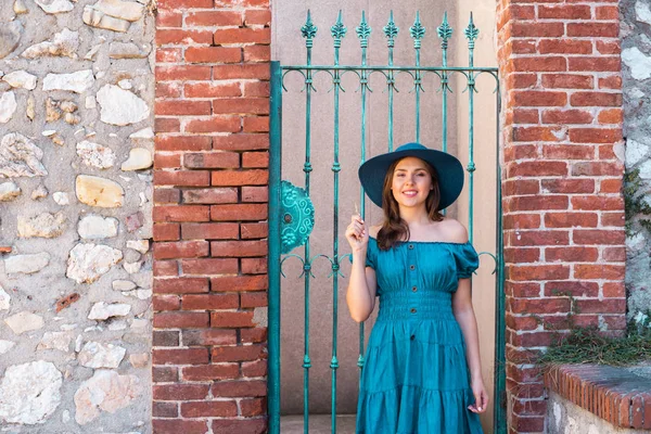 Junge Und Schöne Brünette Mädchen Kleid Und Hut Die Draußen — Stockfoto