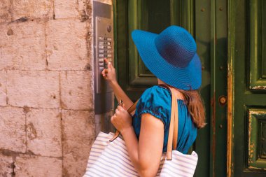 Genç ve güzel esmer kız. Elbiseli ve şapkalı. Sokakta yürüyor. Güzel, France. Yaz tatili, seyahat ve turizm konsepti.