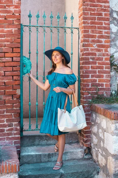 Menina Morena Jovem Bonita Vestido Chapéu Andando Livre Rua Boa — Fotografia de Stock