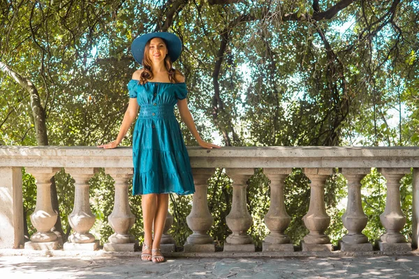 Νέα Και Όμορφη Μελαχρινή Κοπέλα Φόρεμα Και Καπέλο Πόδια Εξωτερικούς — Φωτογραφία Αρχείου