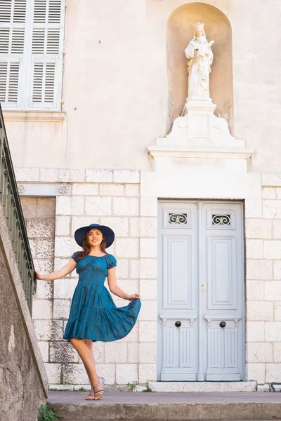 ドレスと帽子の若いと美しいブルネットの女の子は旧市街の屋外を歩いています いいぞフランス夏休み 旅行や観光の概念 — ストック写真