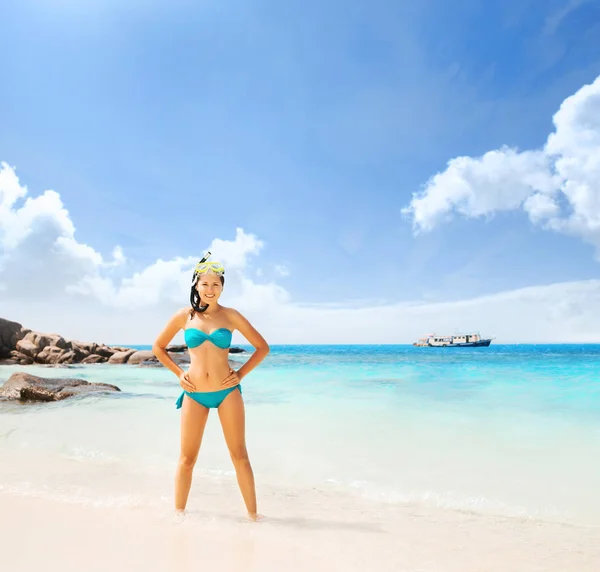 Молода Красива Жінка Купальнику Відпочиває Пляжі Дівчинка Проводить Літні Канікули — стокове фото
