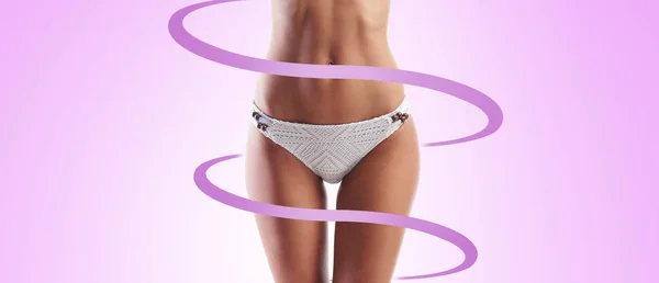粉红背景下纤细美丽的女性身躯的特写 体重减轻 脂肪燃烧 锻炼的概念 洋红箭 — 图库照片
