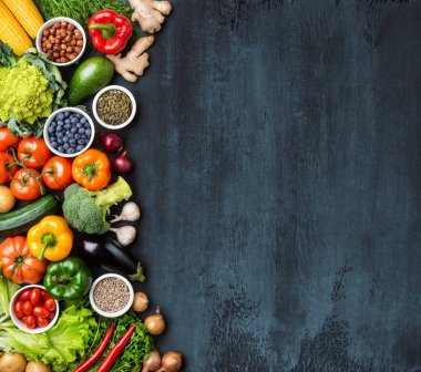 Diyet ve sağlıklı beslenme konsepti: meyve, sebze, vejetaryen gıdalar, doğal arka plan üzerindeki beslenme malzemeleri.