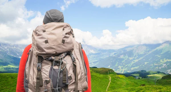 Viaggiatore Con Zaino Sullo Sfondo Delle Cime Alpine Jungfrau Altopiano — Foto Stock