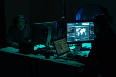 İnternet dolandırıcılığı, darknet, veri hırsızlığı, siber suç konsepti. Hükümet sunucusuna hackerlar saldırdı. Tehlikeli suçlular bodrumda virüs programları kodluyorlar..