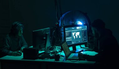 Bilgisayar korsanları birden fazla bilgisayar kullanarak sunucuyu kırıyor ve virüslü fidye virüsü kullanıyor. Siber suçlar, bilgi teknolojisi, posta düzenleme kavramı.