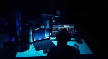 Bilgisayar korsanları virüs yazılımı ve arayüzü kullanarak kripto para dolandırıcılığı yapıyorlar. Bloke zincir siber saldırı, ddos ve kötü amaçlı yazılım konsepti. Yeraltı ofisi geçmişi.