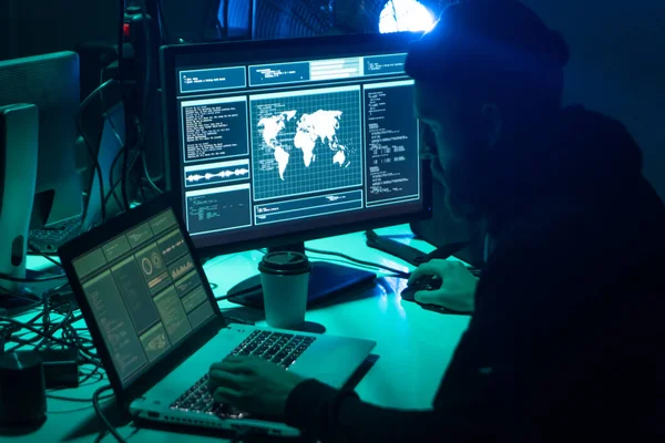 인터넷 데이터 사이버 해커가 서버를 지하에서 바이러스 프로그램을 코딩하는 범죄자들 — 스톡 사진